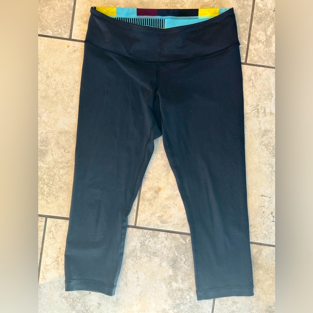 Lululemon Crop Reversible Leggings - Solid Black/ Black w/ Colored Band - size 8